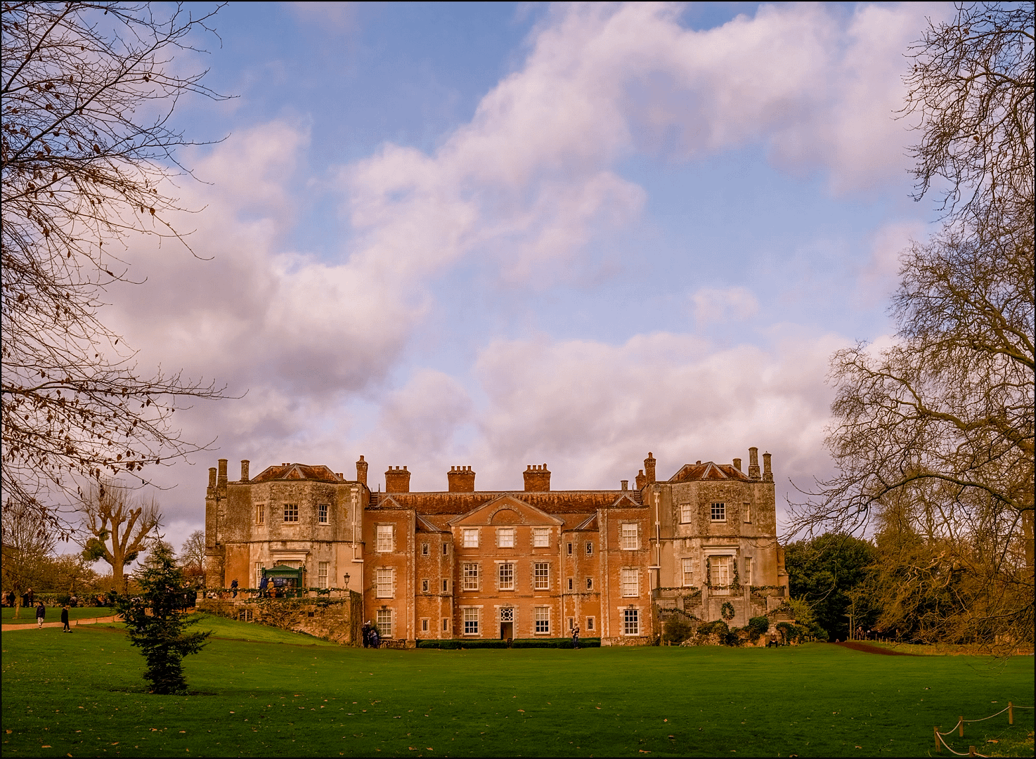 Elevate Your Creativity: 13 Enchanting Photographs from Mottisfont Abbey