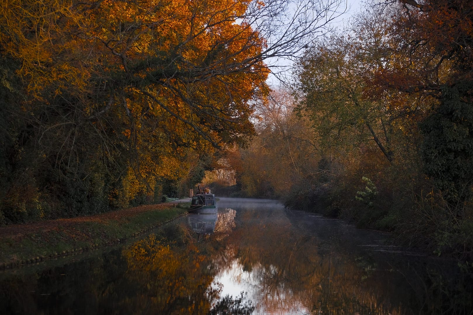 Embrace the Magic of Canal Photography: 7 Enchanting Ideas for Captivating Autumn Canal Photographs