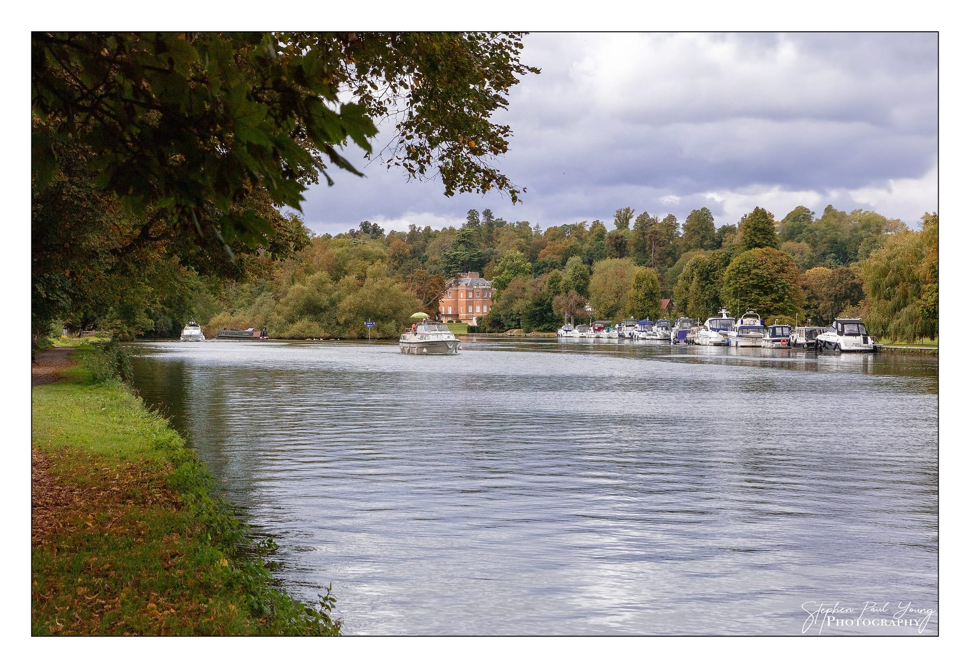 Exploring the 2023 Autumn Season Along the River Thames: A Photographic Journey