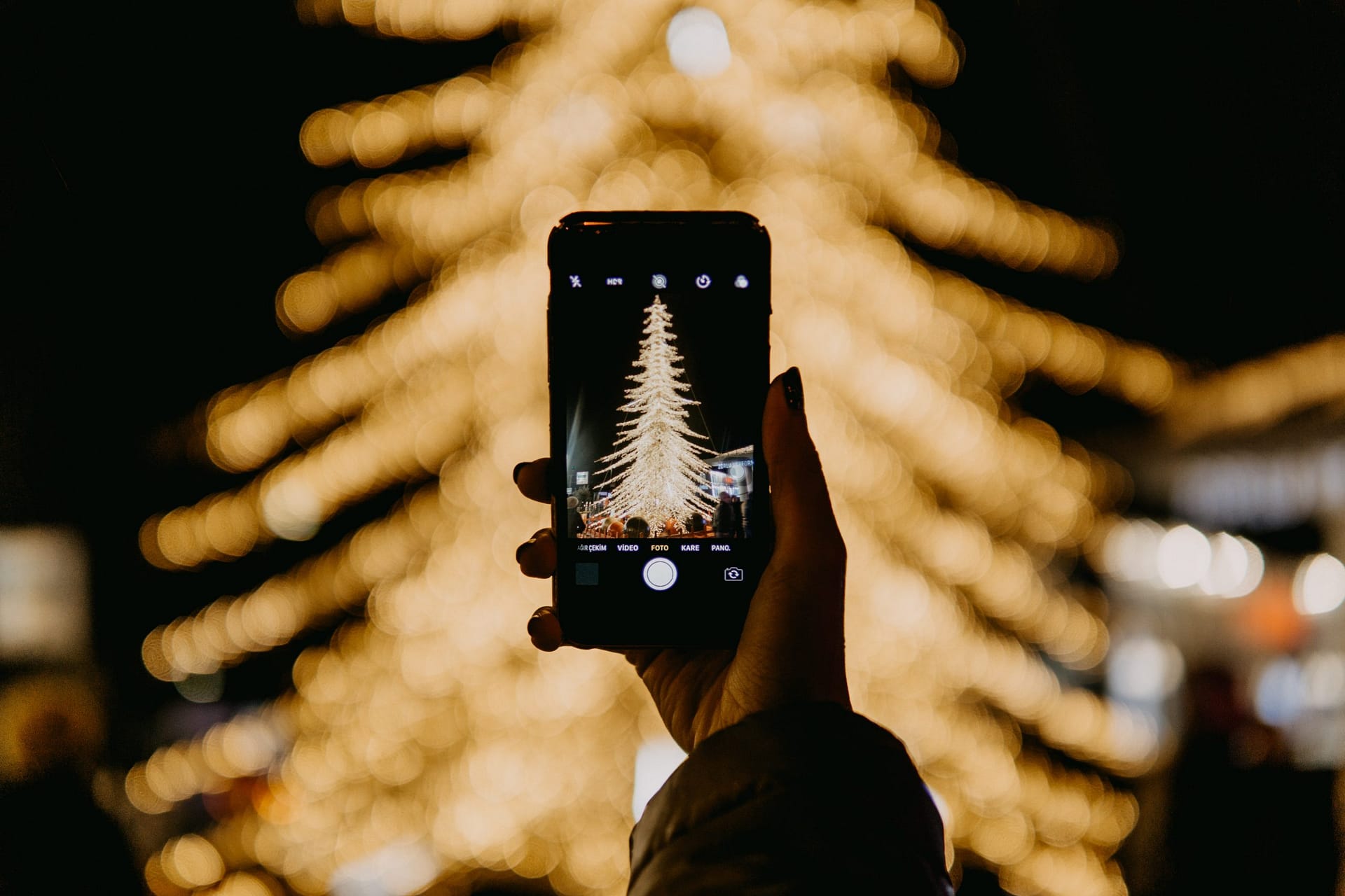 How to Capture Christmas Magic: 5 Phone Christmas Photography Tips & Creative Ideas